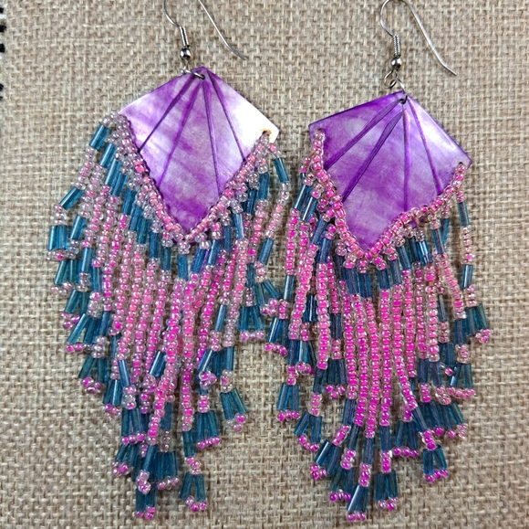 Dyed carved shell seed bead boho earrings - Picture 4 of 4